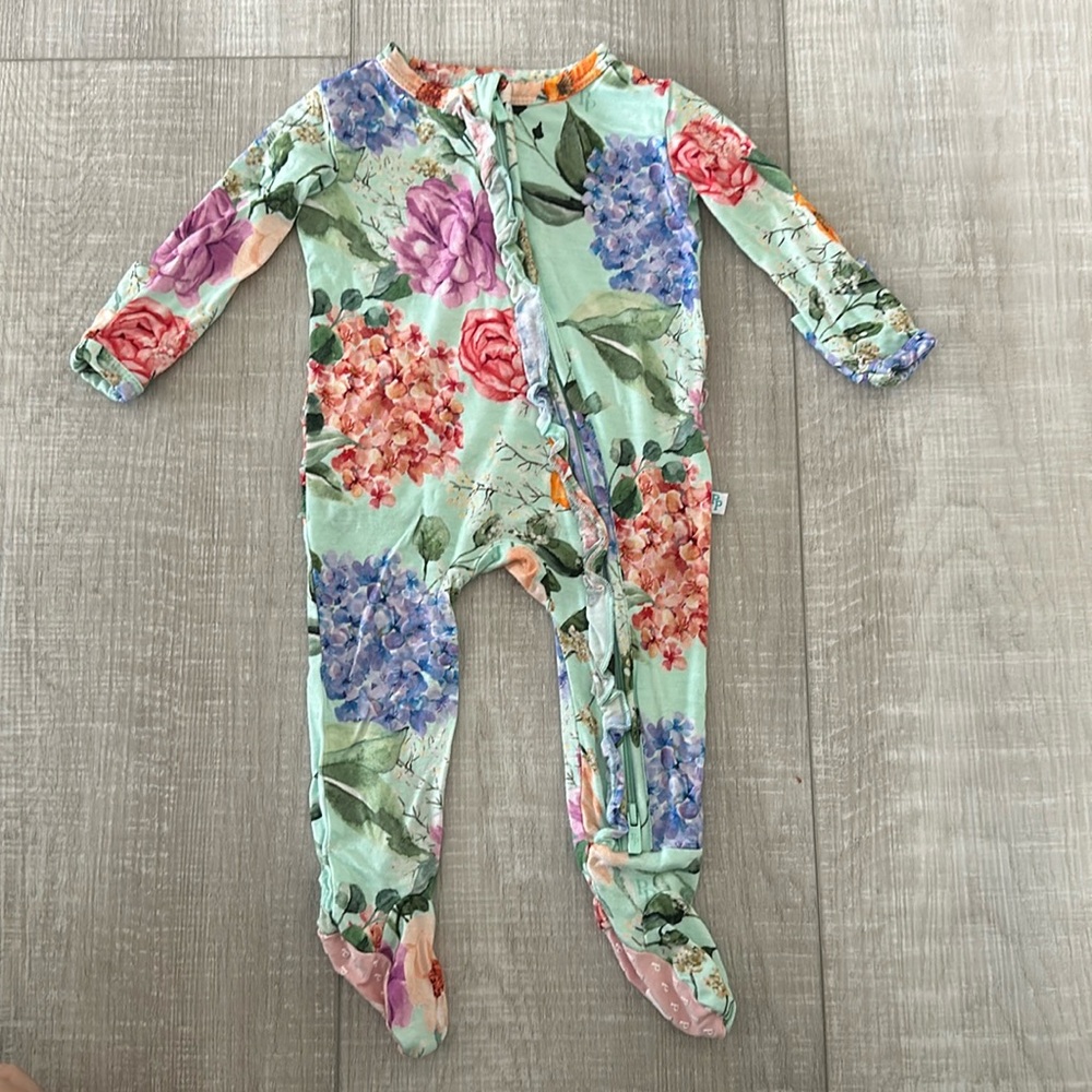 POSH PEANUT - Ruffle Floral Footie
